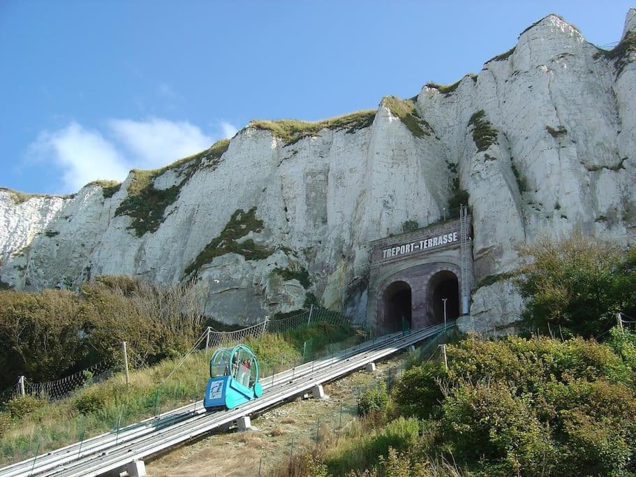 IDÉALEMENT SITUÉ LE STUDIO Les Locations ISAHORA sont aussi à 2 pas du Château d'Eu, des Falaises du Tréport, de MERS les Bains et aux portes de la BAIE DE SOMME Eu (Seine-Maritime) Extérieur photo